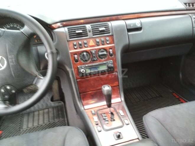Mercedes E 220 1999, 235,000 km - 2.2 l - Bakı