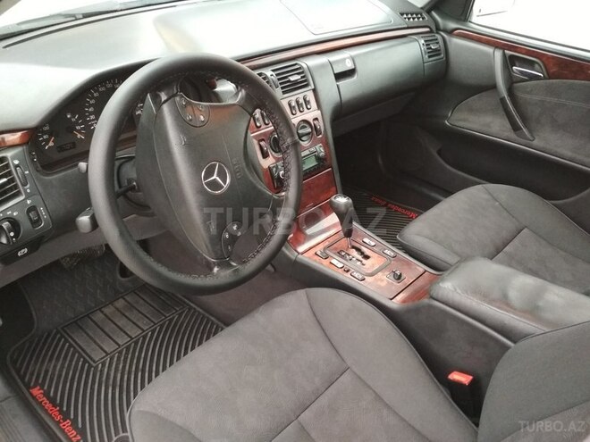 Mercedes E 220 1999, 235,000 km - 2.2 l - Bakı