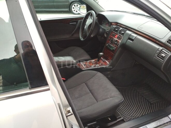 Mercedes E 220 1999, 235,000 km - 2.2 l - Bakı