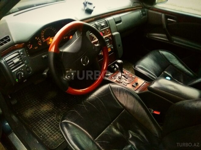 Mercedes E 280 2001, 335,000 km - 2.8 l - Quba