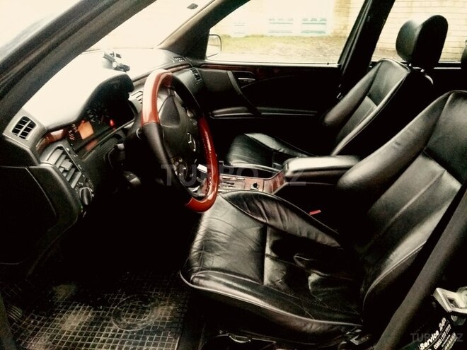 Mercedes E 280 2001, 335,000 km - 2.8 l - Quba