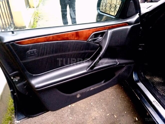 Mercedes E 280 2001, 335,000 km - 2.8 l - Quba
