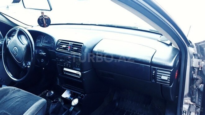 Opel Vectra 1995, 298,465 km - 2.0 l - Qax