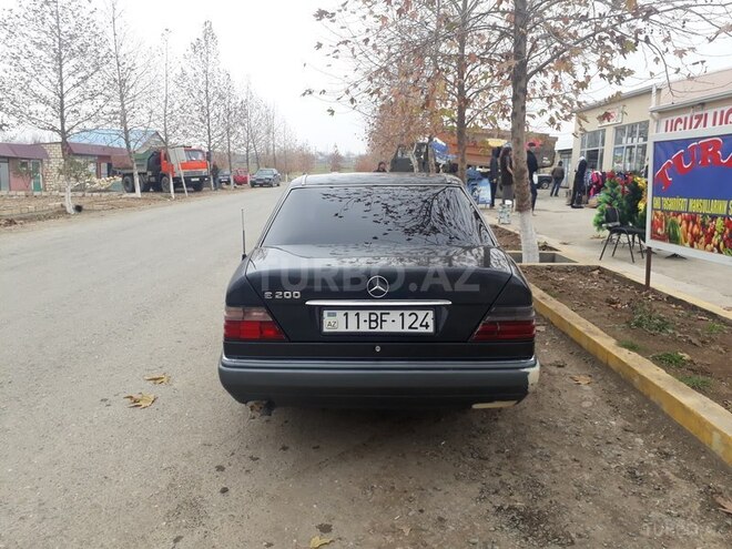Mercedes E 200 1993, 235,421 km - 2.0 l - Füzuli