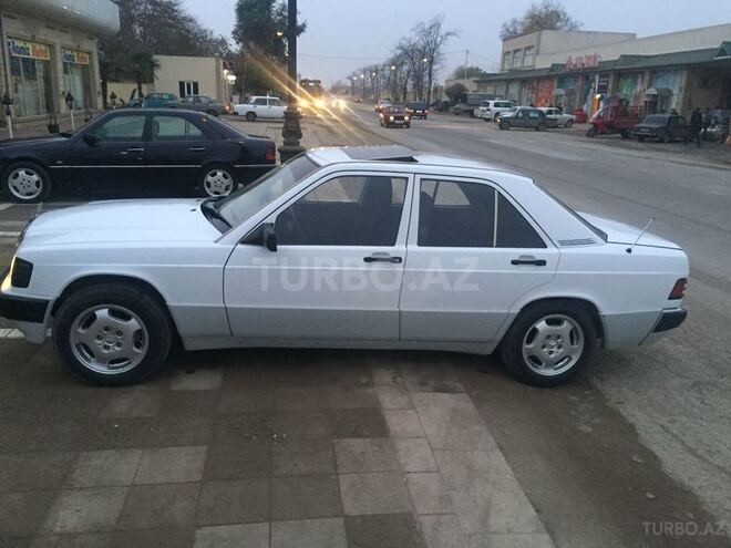 Mercedes 190 1990, 295,000 km - 2.0 л - Salyan