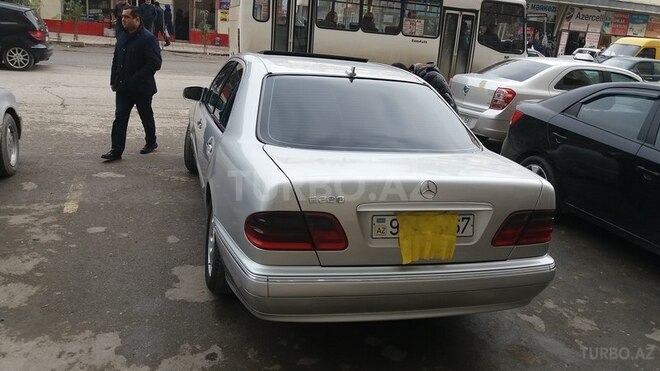 Mercedes E 220 2001, 258,000 km - 2.2 l - Bakı