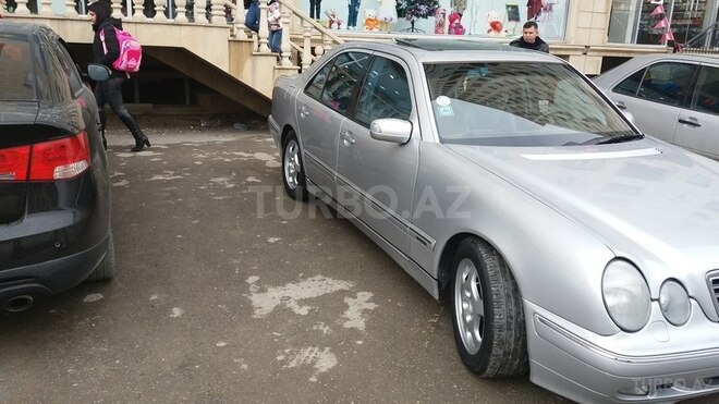 Mercedes E 220 2001, 258,000 km - 2.2 l - Bakı