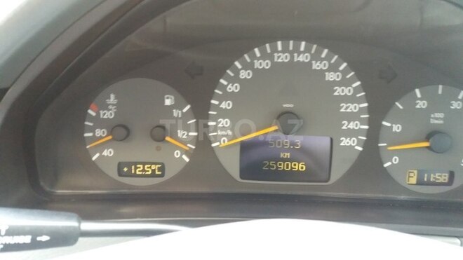 Mercedes E 220 2001, 258,000 km - 2.2 l - Bakı