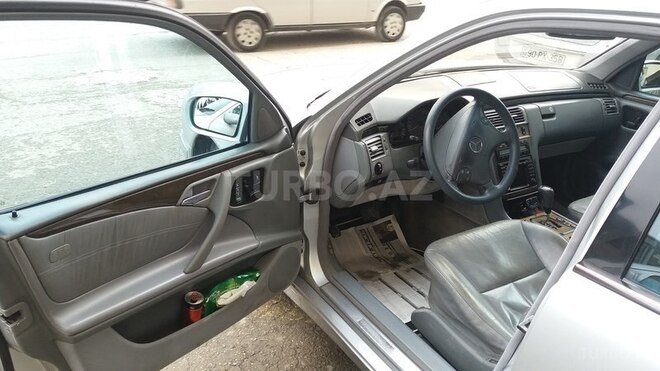 Mercedes E 220 2001, 258,000 km - 2.2 l - Bakı