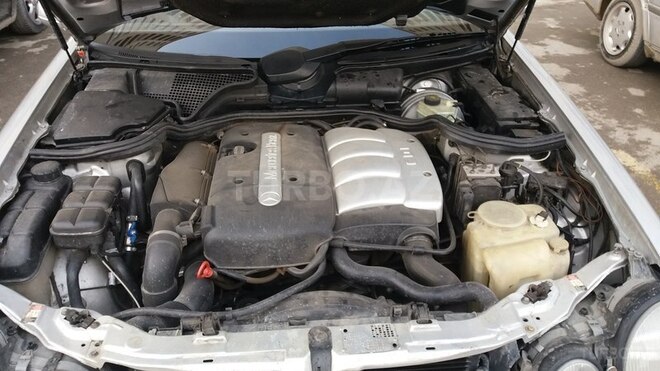 Mercedes E 220 2001, 258,000 km - 2.2 l - Bakı