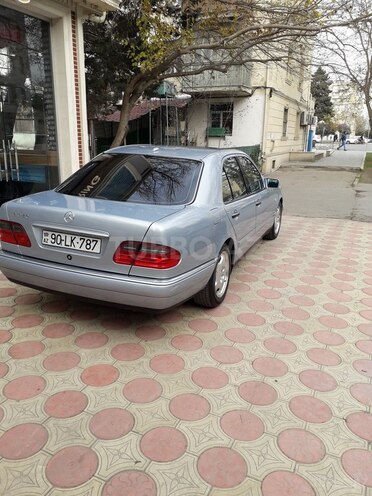 Mercedes E 240 1999, 263,000 km - 2.4 l - Bakı