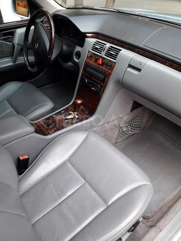 Mercedes E 240 1999, 263,000 km - 2.4 l - Bakı