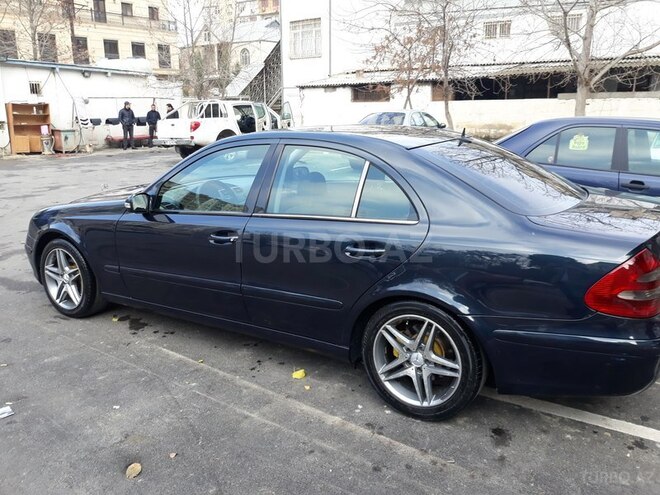 Mercedes E 220 2002, 235,000 km - 2.2 l - Bakı