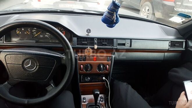 Mercedes E 220 1993, 330,000 km - 2.2 l - Bakı