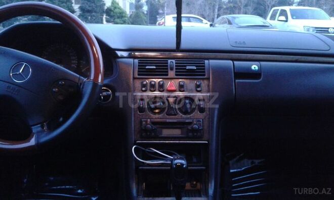 Mercedes E 220 2001, 291,000 km - 2.2 l - Bakı