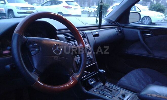 Mercedes E 220 2001, 291,000 km - 2.2 l - Bakı