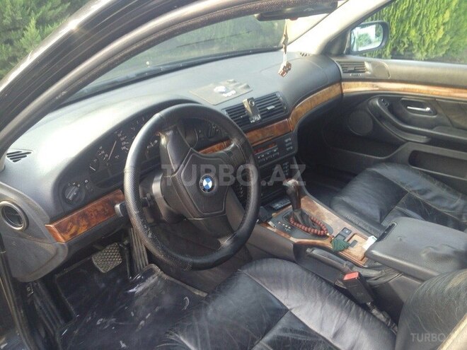 BMW 523 1998, 330,000 km - 2.5 l - Qax