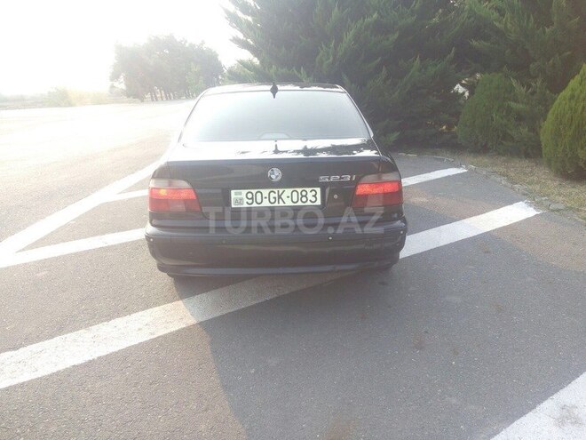 BMW 523 1998, 330,000 km - 2.5 l - Qax