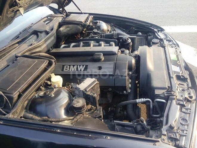 BMW 523 1998, 330,000 km - 2.5 l - Qax