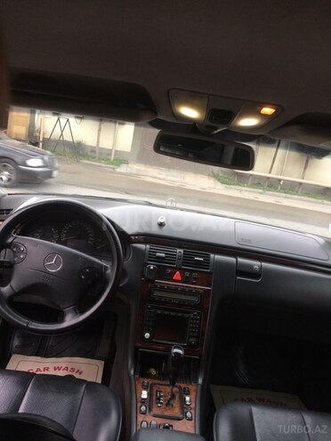 Mercedes E 220 2001, 293,000 km - 2.2 l - Bakı