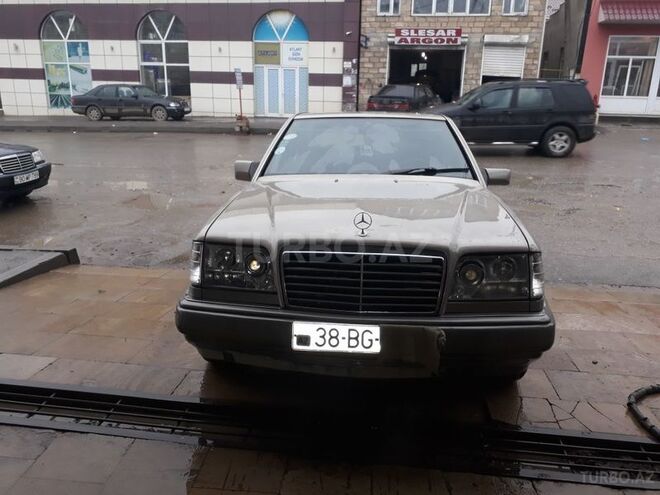 Mercedes E 220 1988, 570,000 km - 2.2 л - Qusar
