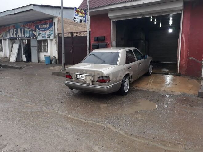 Mercedes E 220 1988, 570,000 km - 2.2 л - Qusar