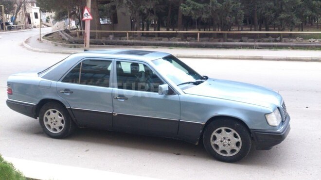 Mercedes E 260 1990, 234,000 km - 2.6 l - Bakı