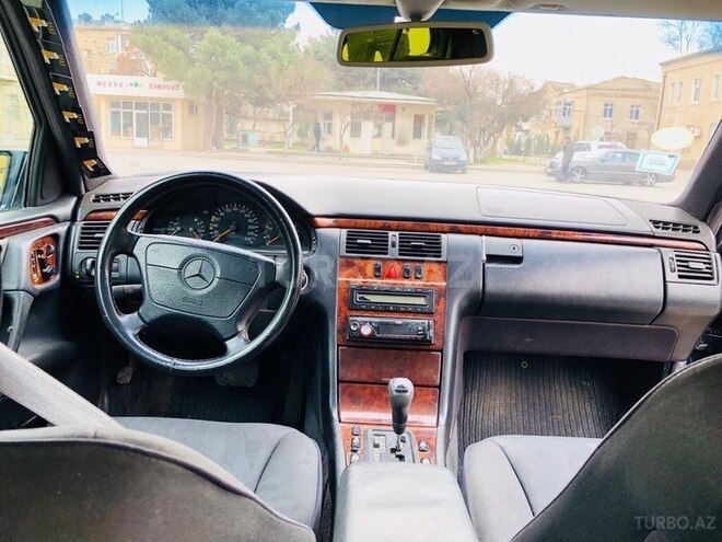 Mercedes E 240 1998, 298,000 km - 2.4 l - Sumqayıt