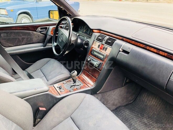 Mercedes E 240 1998, 298,000 km - 2.4 l - Sumqayıt