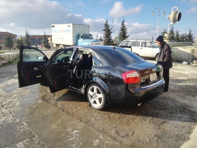 Audi A4 2003, 194,070 km - 1.8 l - Xaçmaz