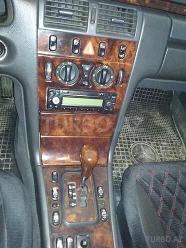 Mercedes E 240 2001, 283,000 km - 2.6 l - Bakı