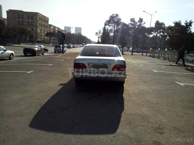 Mercedes E 240 1998, 298,000 km - 2.4 l - Bakı