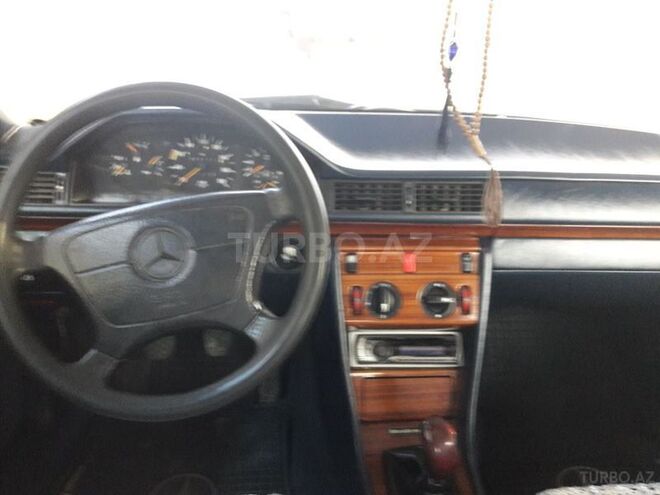 Mercedes E 200 1993, 242,000 km - 2.0 l - Biləsuvar