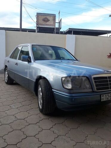Mercedes E 200 1993, 242,000 km - 2.0 l - Biləsuvar