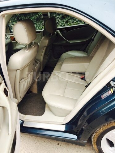 Mercedes E 320 2001, 276,300 km - 3.2 l - Bakı