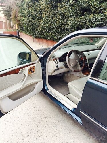Mercedes E 320 2001, 276,300 km - 3.2 l - Bakı