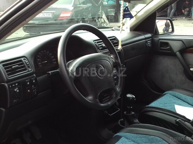 Opel Vectra 1994, 290,000 km - 2.0 l - Zaqatala