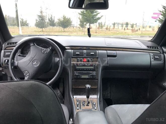 Mercedes E 320 2000, 229,000 km - 3.2 l - Qax