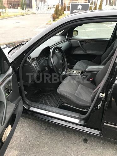 Mercedes E 320 2000, 229,000 km - 3.2 l - Qax