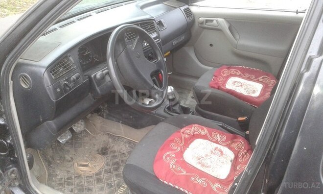Volkswagen Golf 1992, 50,000 km - 1.6 l - Quba