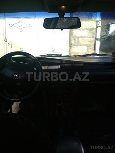 Opel Vectra 1996, 40,000 km - 1.8 л - Qax
