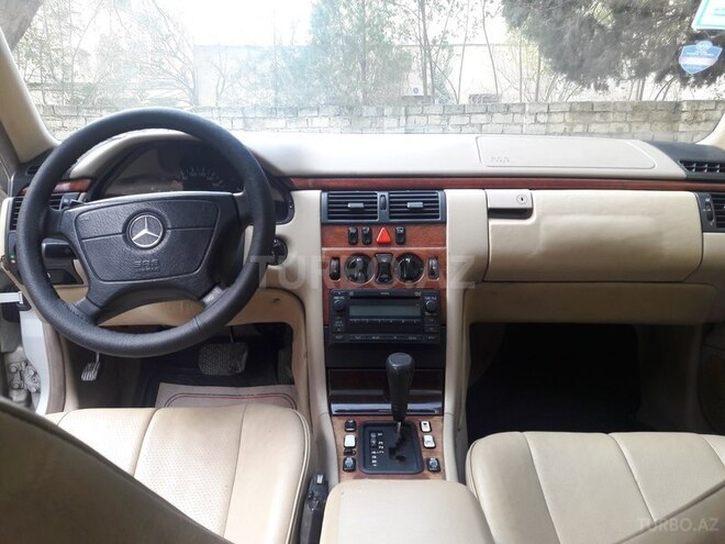 Mercedes E 220 1998, 32,000 km - 2.2 l - Bakı