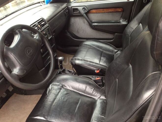 Opel Vectra 1995, 260,000 km - 2.0 l - Zaqatala
