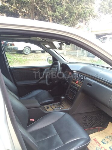 Mercedes E 270 1999, 332,000 km - 2.7 l - Bakı