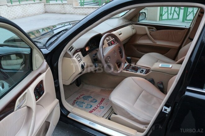Mercedes E 320 2001, 265,000 km - 3.2 l - Bakı