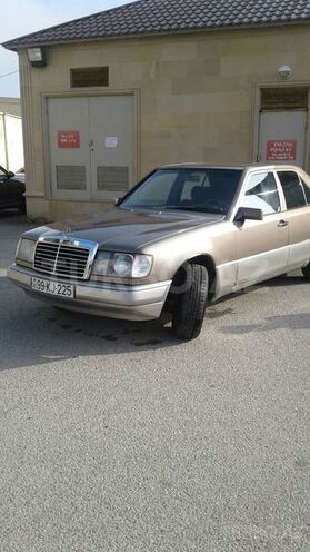 Mercedes E 220 1988, 218,000 km - 2.2 l - Bakı