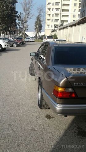 Mercedes E 220 1988, 218,000 km - 2.2 l - Bakı