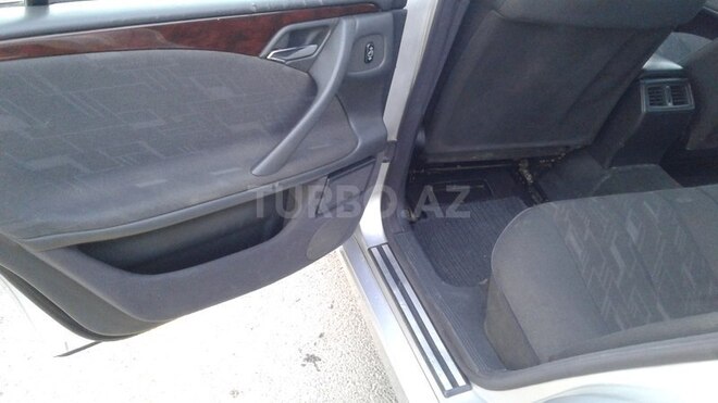 Mercedes E 220 2001, 318,214 km - 2.2 l - Bakı