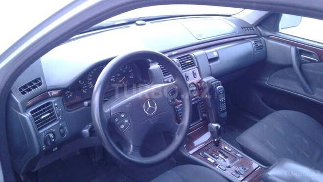 Mercedes E 220 2001, 318,214 km - 2.2 l - Bakı