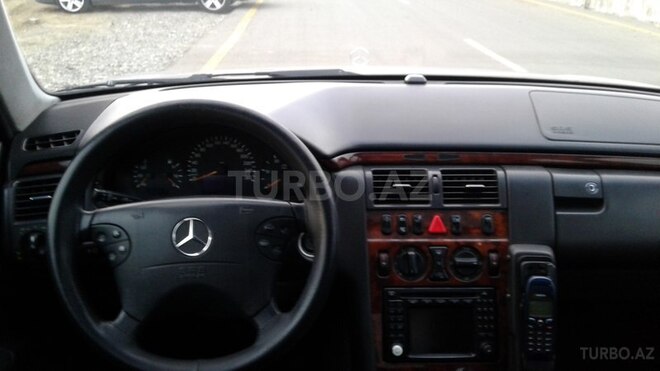 Mercedes E 220 2001, 318,214 km - 2.2 l - Bakı